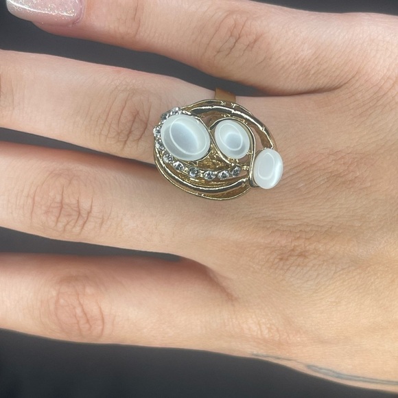 Jewelry - Elegant gold ring with crystal and Pearl and embellishment